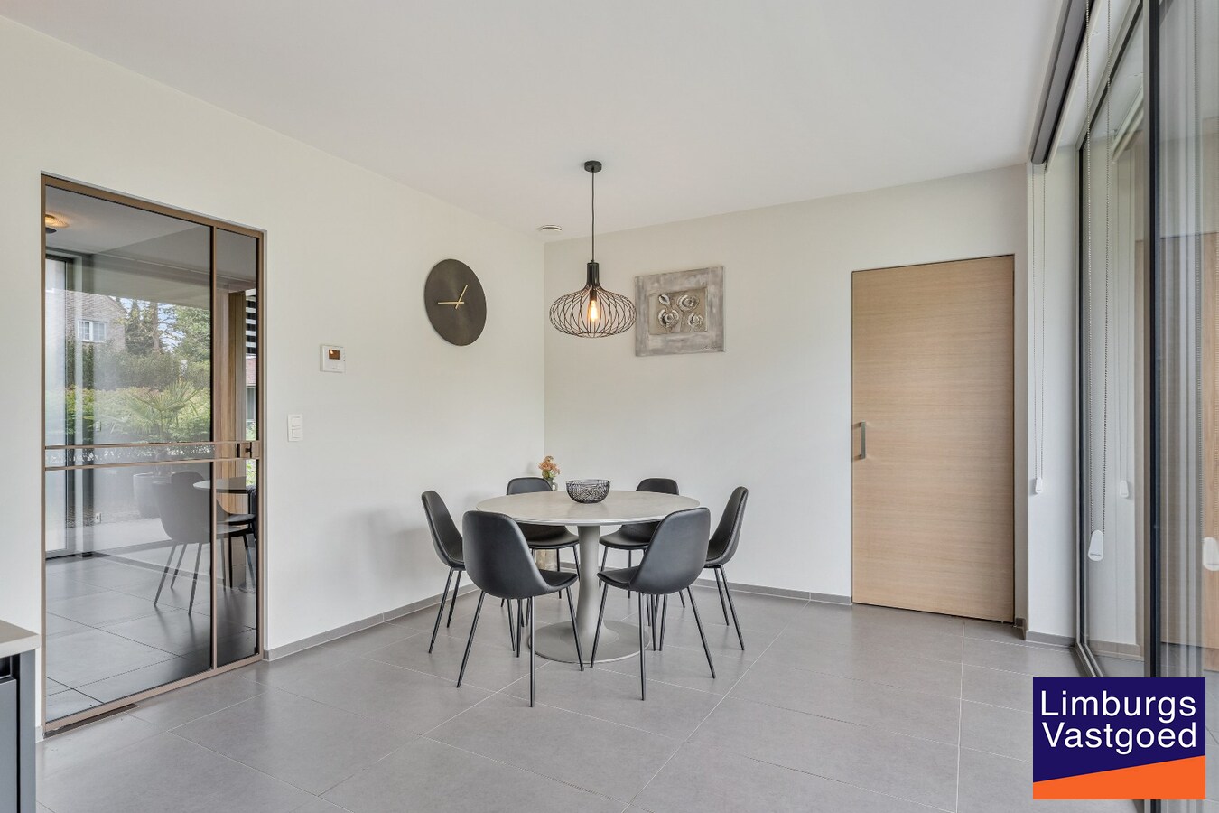Exclusief gelijkvloers appartement met ruime terrassen, 2 slpk, extra brede autostaanplaats, centrum Genk 