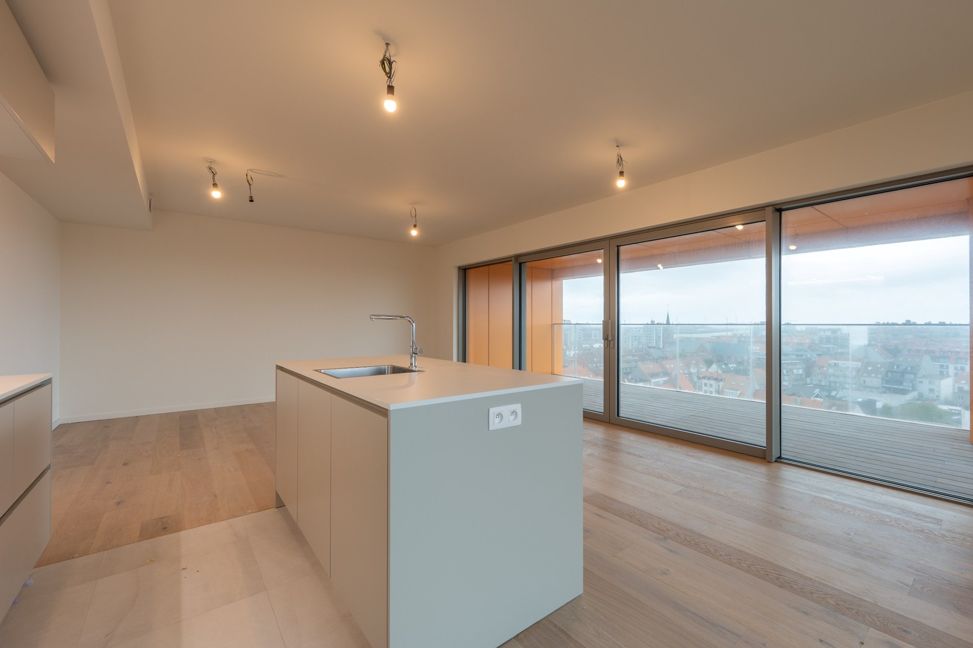 Volledig instapklaar hoek-appartement (133m2) met ruim zonneterras (19m2): Opendeurdag  Zondag 4/01 (14u-17u ): 