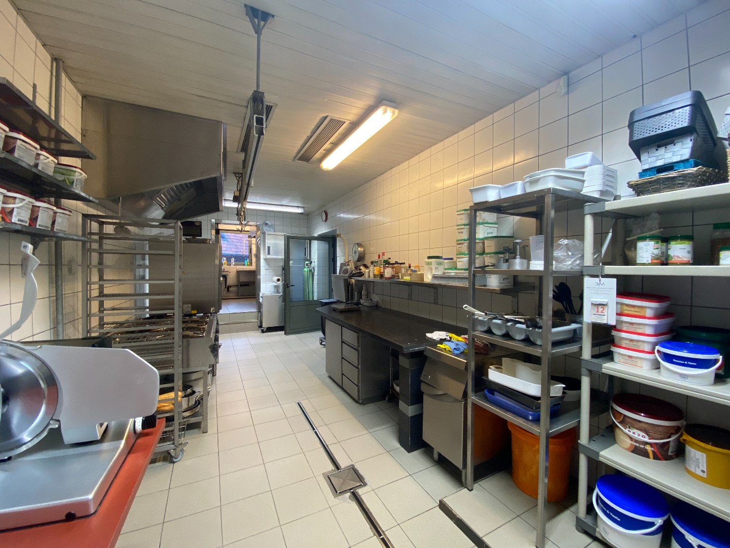 Volledig uitgeruste slagerij met luxueuze woonst op centrumligging in Sint-Eloois-Vijve! 