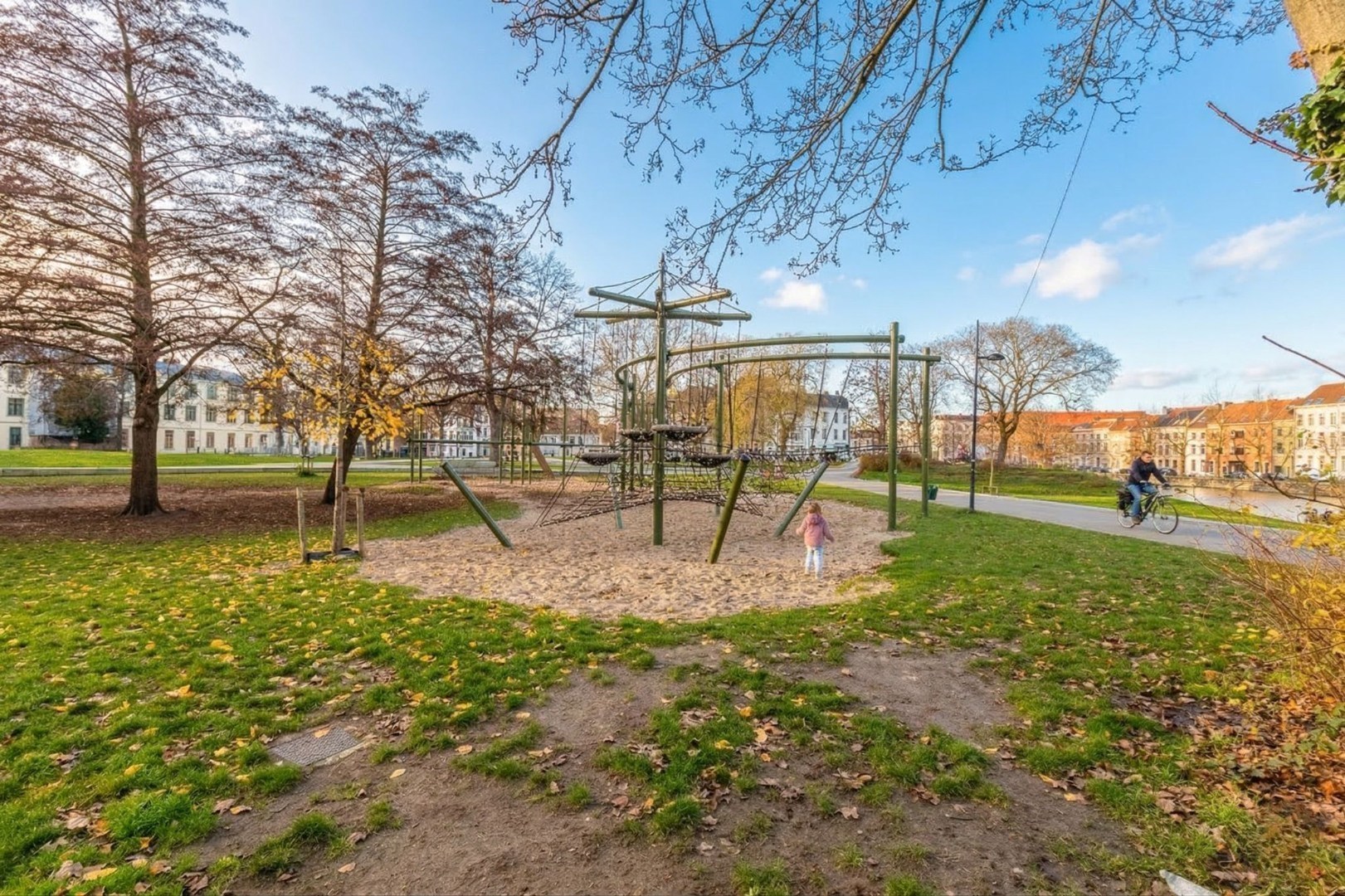 Sterke, vergunde opbrengsteigendom met uitstekend verhuurpotentieel op toplocatie in Gent 
