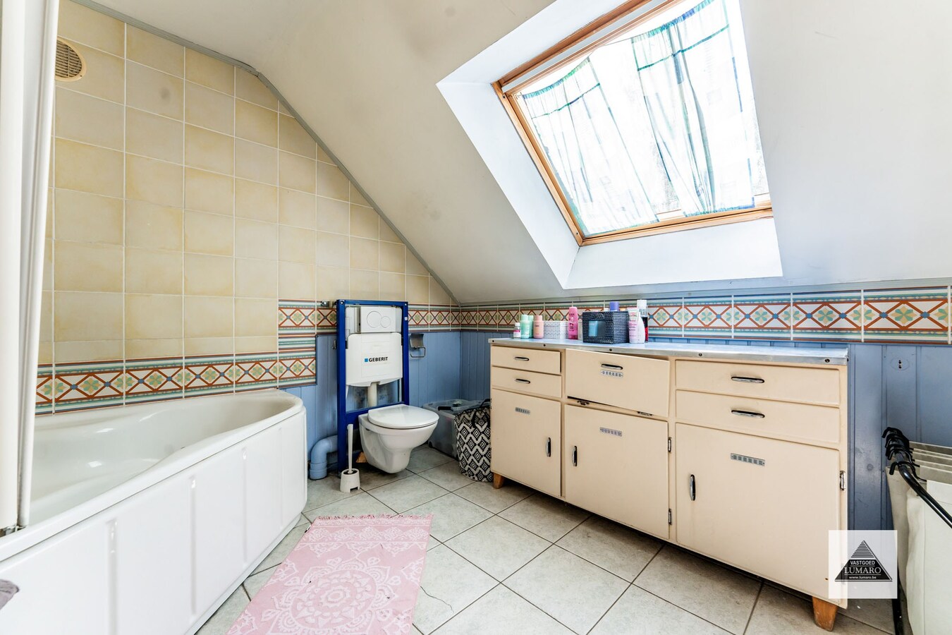 Gezinswoning met 4 slaapkamers, gelegen aan de Winterdijk, natuurgebied Maaswinkel. 