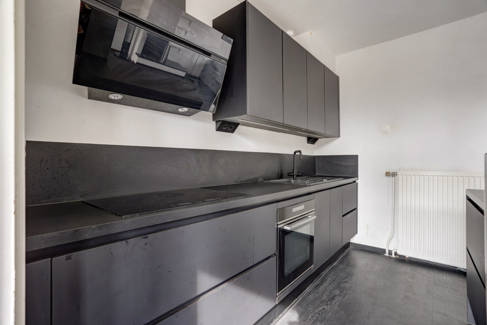 In het geliefde "Lage Land' is gelegen deze uitgebouwde 5-kamer tussenwoning met zonnige en diepe tuin en geheel gelegen op eigen grond. 