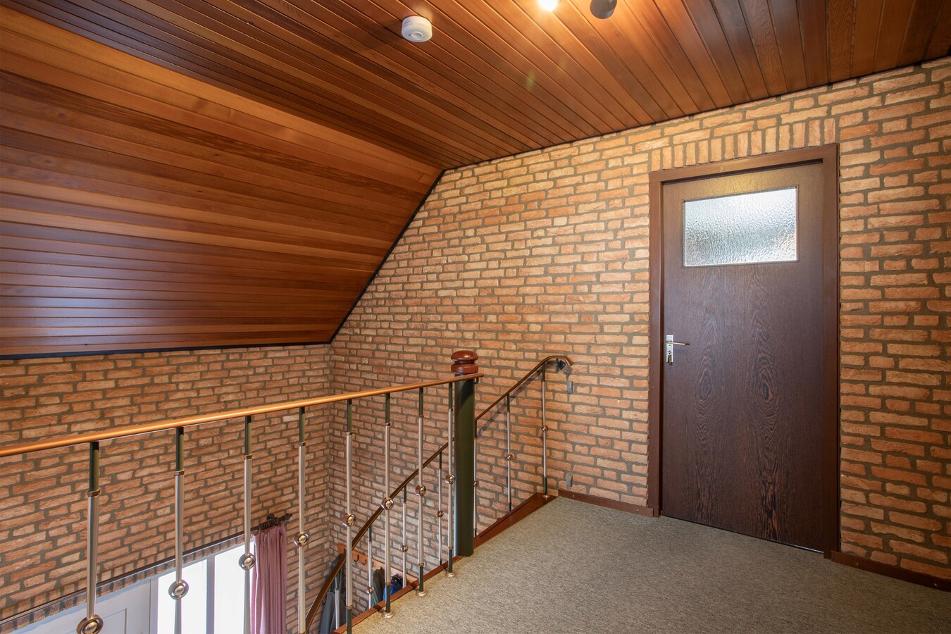 Degelijke vrijstaande woning met groot bijgebouw gelegen op een hoekperceel in Hooge Mierde. 