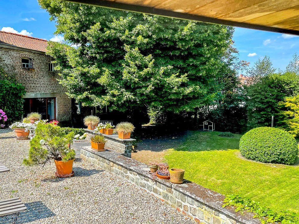 Maison de style en semi plain-pied avec grand espace professionnel, érigés sur 1800m² ! 