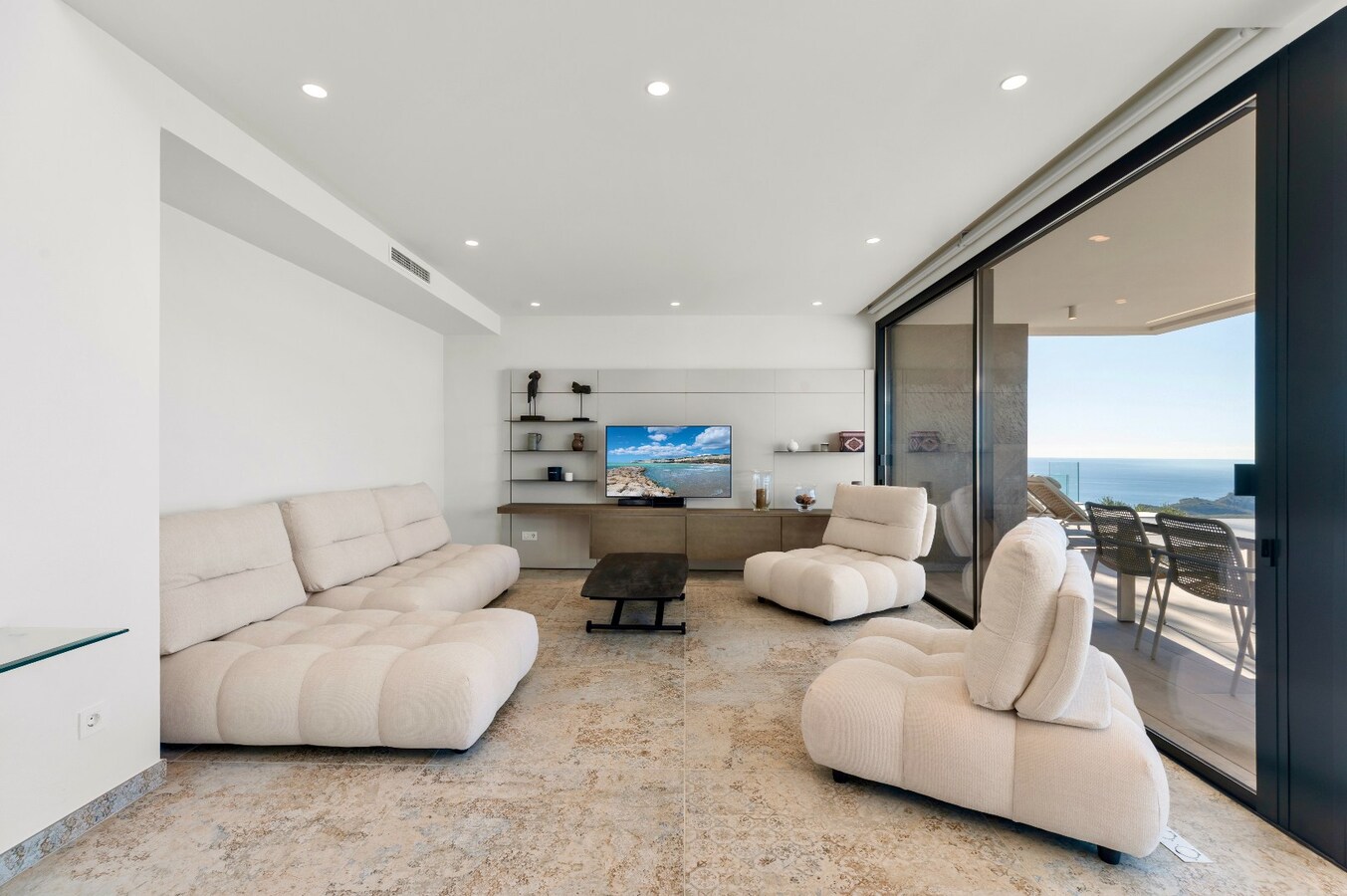 Een uitzonderlijke villa waar luxe, licht en panoramische waterzichten samenkomen. 