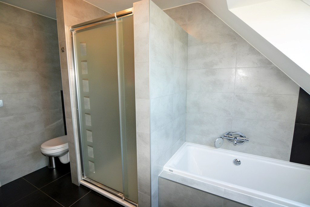 Modern triplex appartement met 3 slpks, terras, kelderberging en autostaanplaats. 