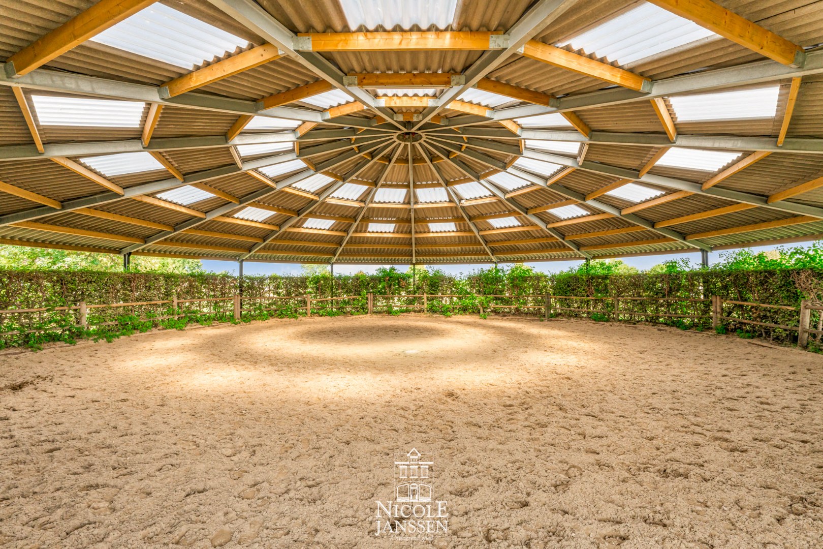 Overdekte longeerpiste