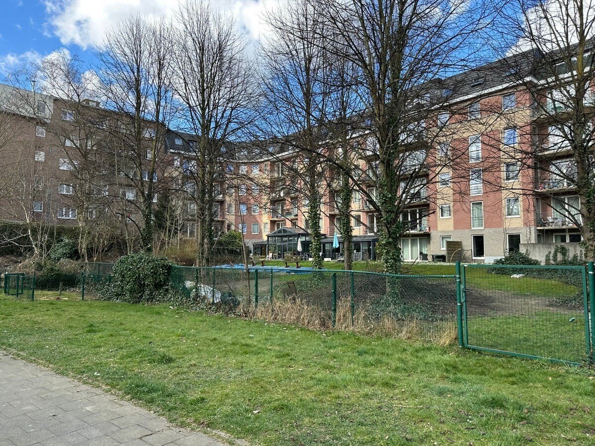 Lichtrijke serviceflat met zonnig terras, privé parking 