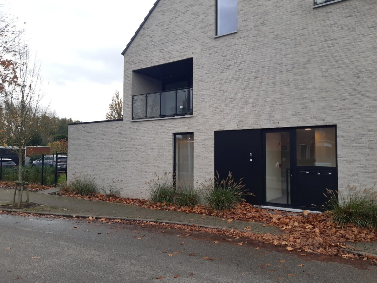 BEN-appartement met terras en tuintje. 