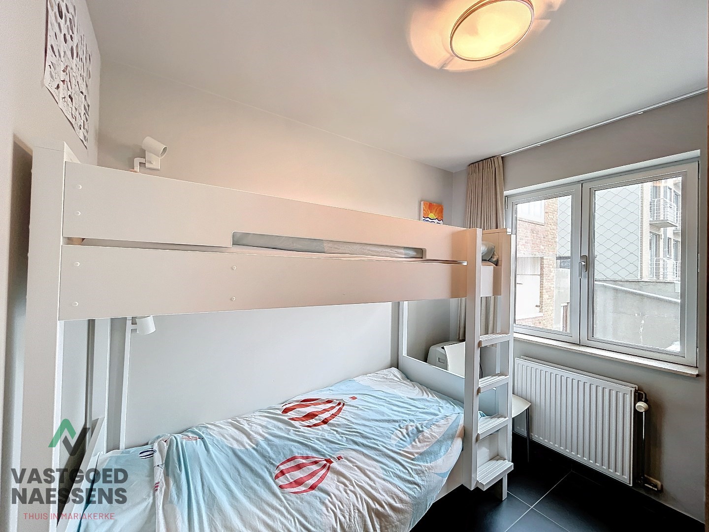 Appartement prêt à emménager avec 2 chambres et vue latérale sur la mer. 