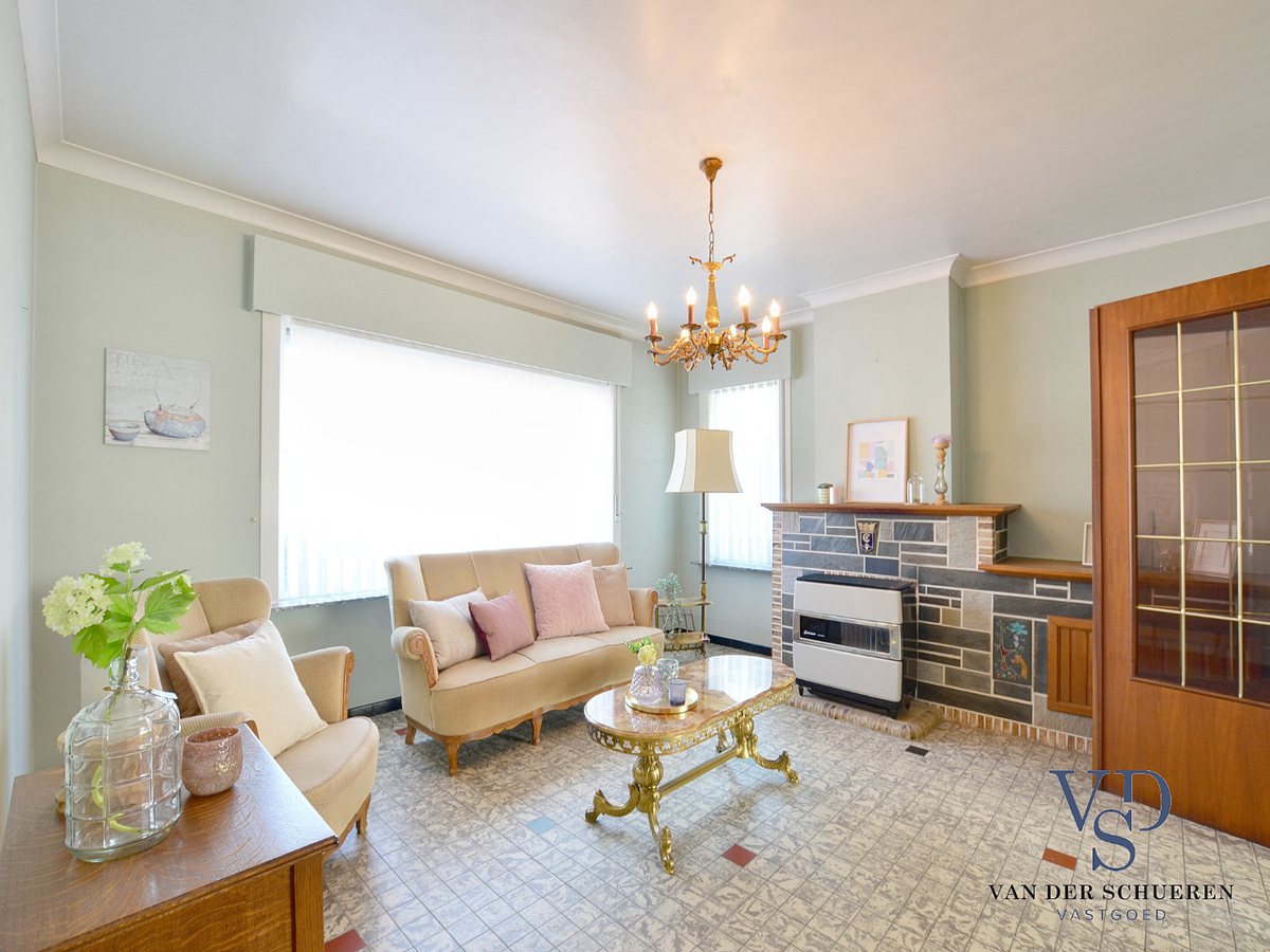 Degelijke woning met tuin en afz. garage. 