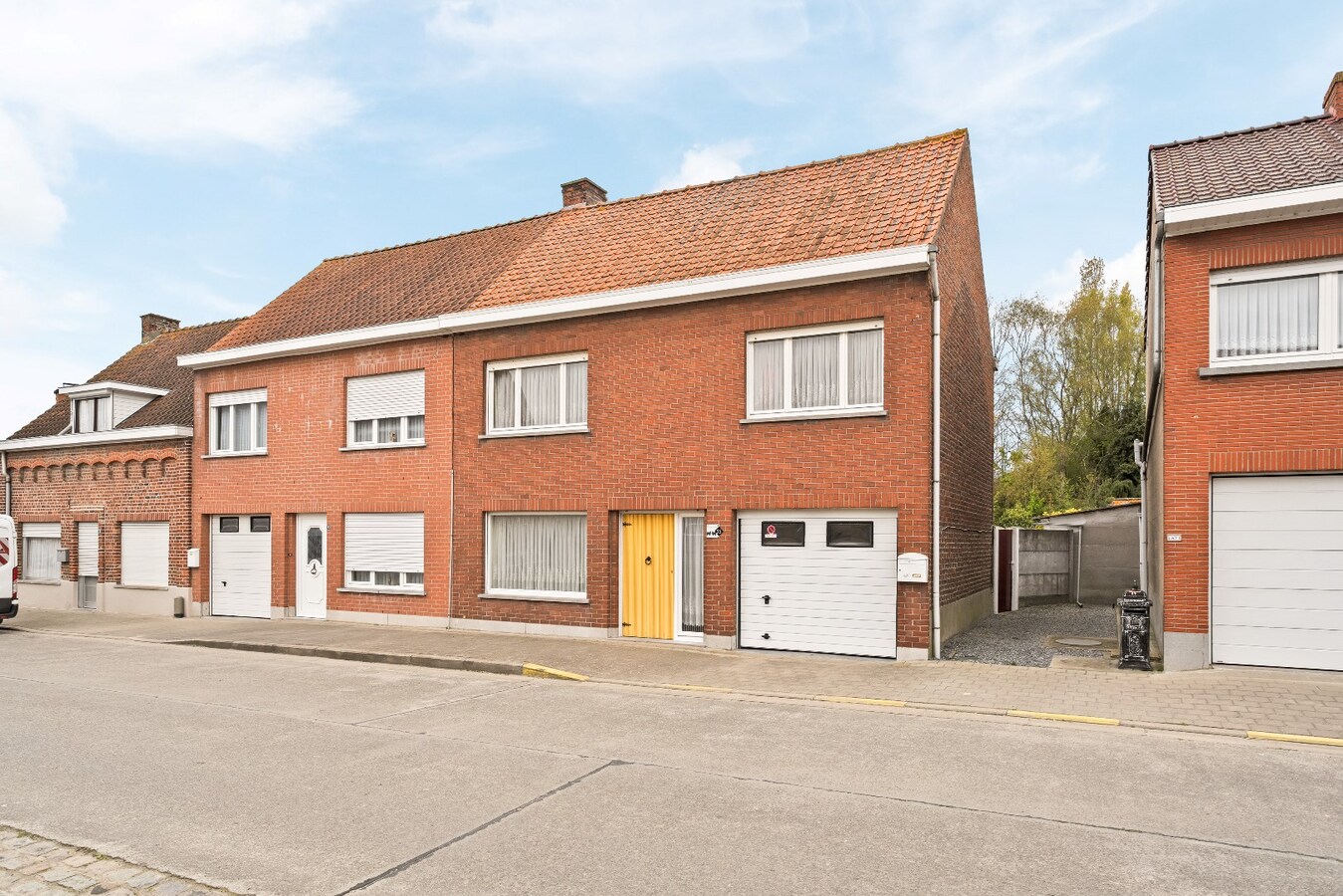 Halfopen woning met drie ruime slaapkamers en garage. 