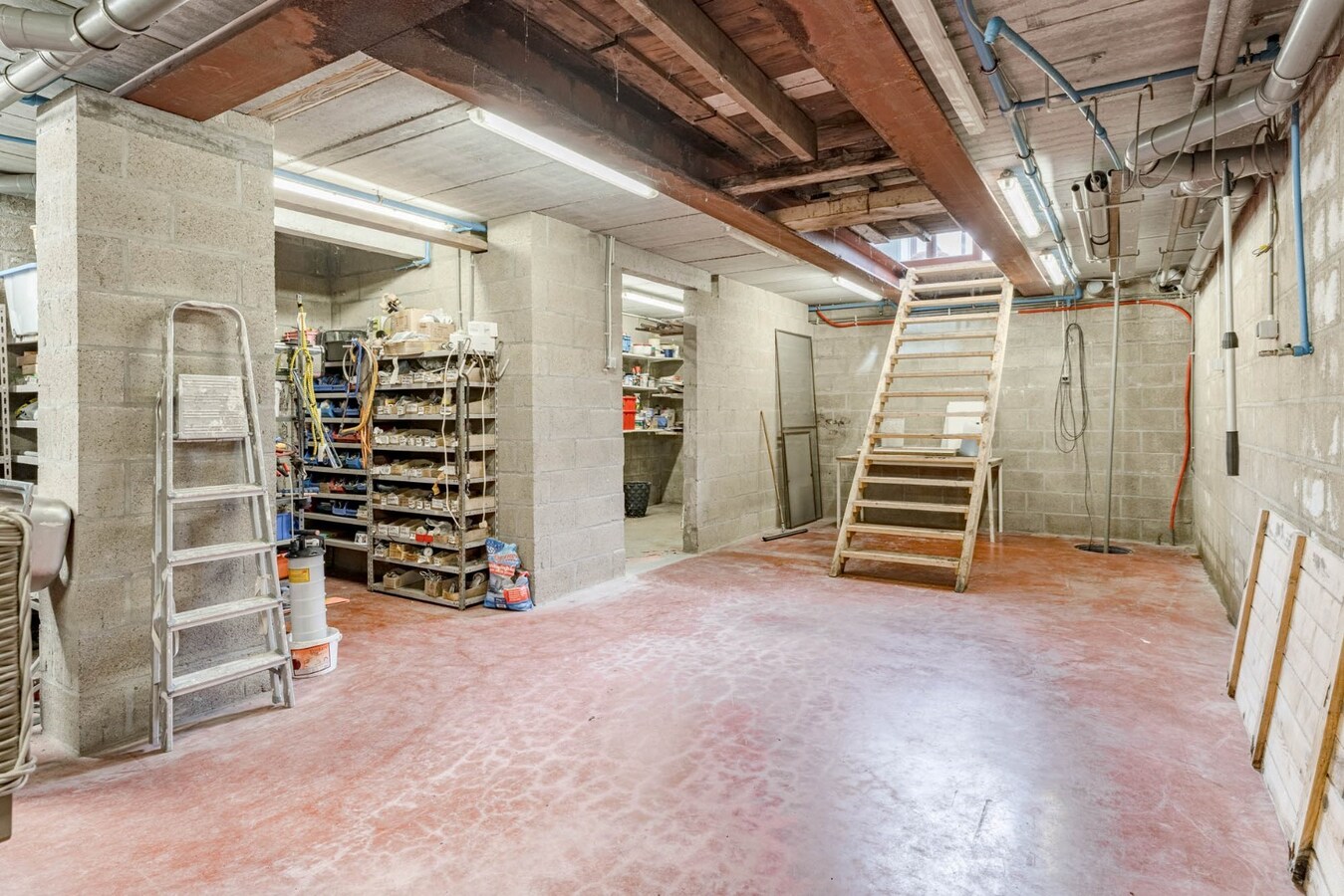 Gerenoveerde, goed onderhouden woning nabij het centrum van Bree mét een grote garage/werkplaats bereikbaar langs de Filterstraat aan de achterzijde van de woning! 