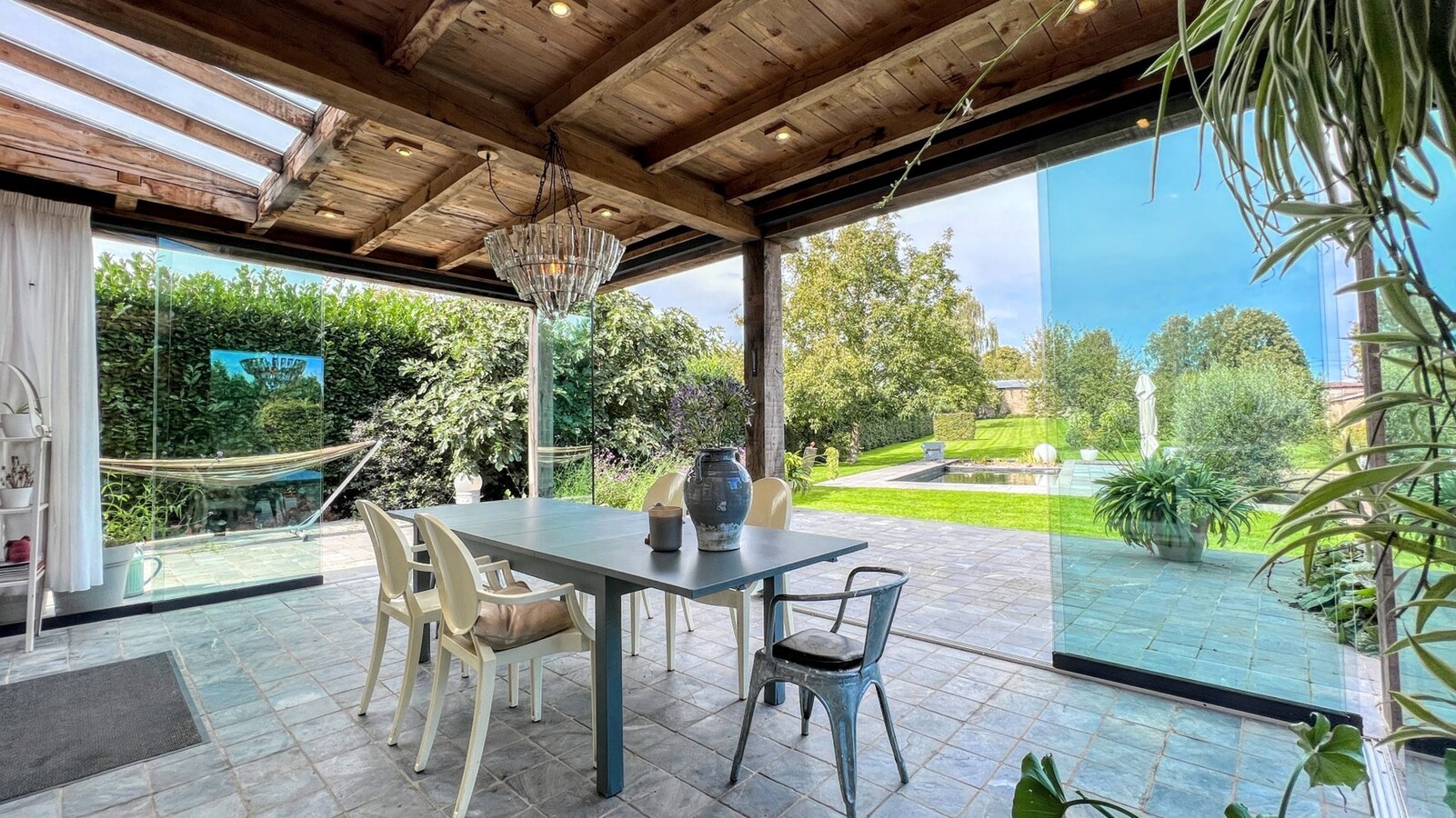 Instapklare gezinswoning op perceel van 2402 m² 