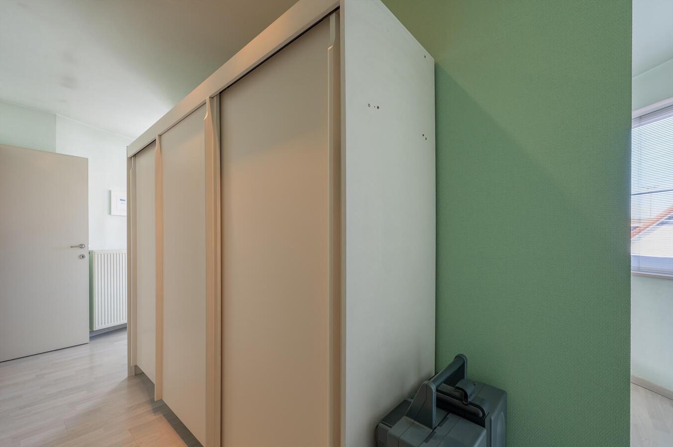 Goed gelegen woning met 4 slaapkamers, tuin &amp; parkeerplaats te Duinbergen 