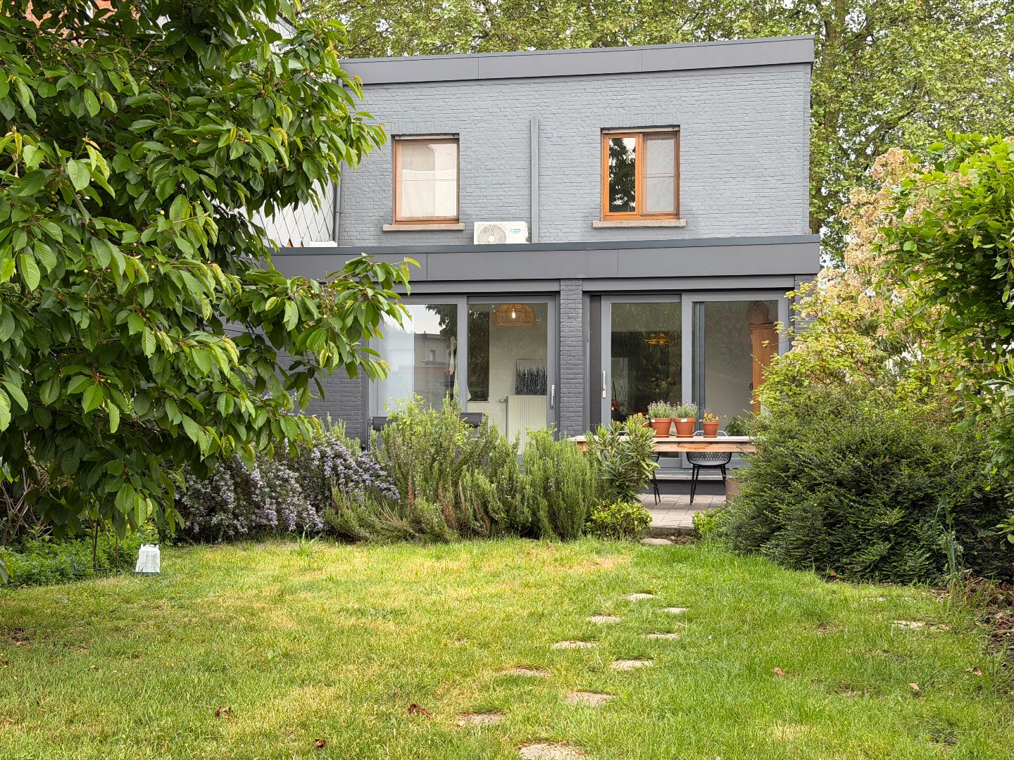 Charmante instapklare woning met 2 slpk. aan de vaart in Schoten nabij het centrum. 