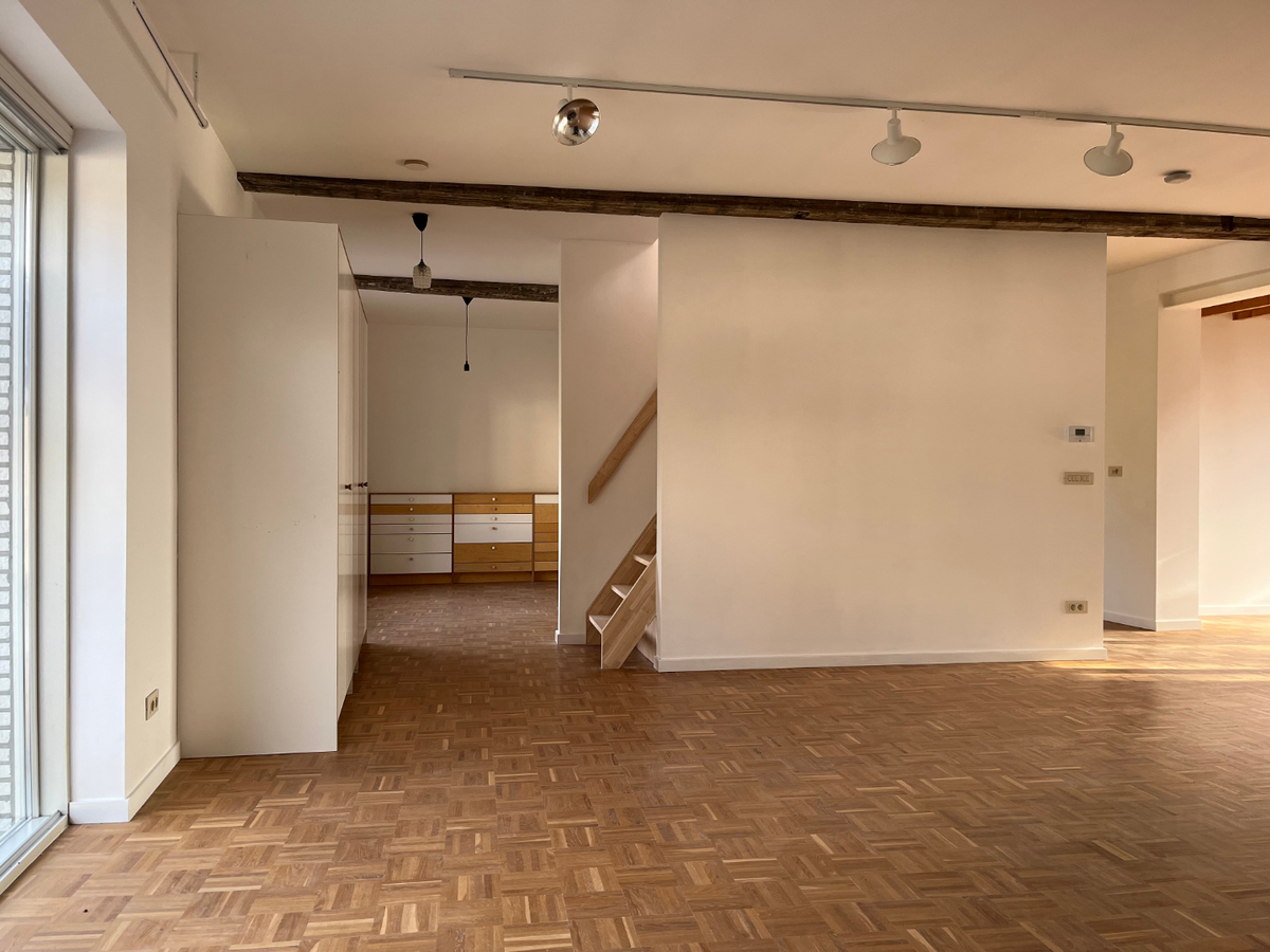 Design duplex appartement te centrum Dikkelvenne. 