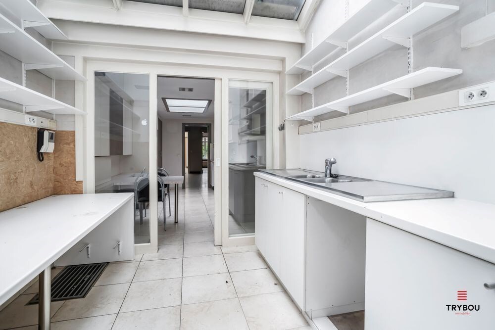 Uniek Handelspand met woonst op de Grote markt van Diksmuide. 