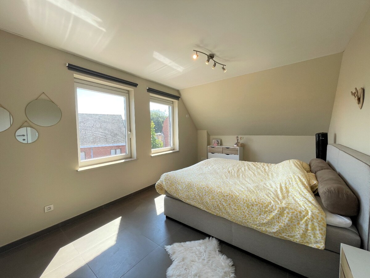 Duplex, nieuwbouwappartement met 3 slaapkamers en terras te centrum Aartrijke (geen gemeenschappelijke kosten) 