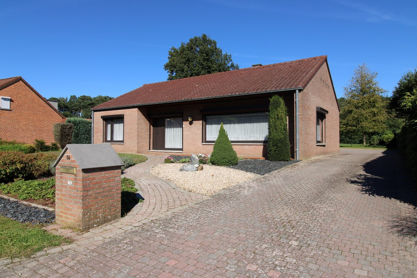 Perfect onderhouden gelijkvloerse woning met ca. 1 ha grond 