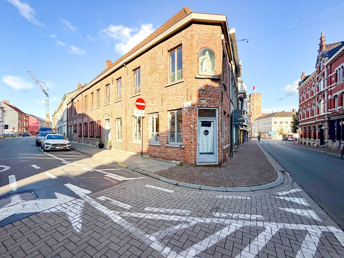 UNIEK en ruime KARAKTERVOLLE  woning met handelspand nabij de Grote Markt ! 
