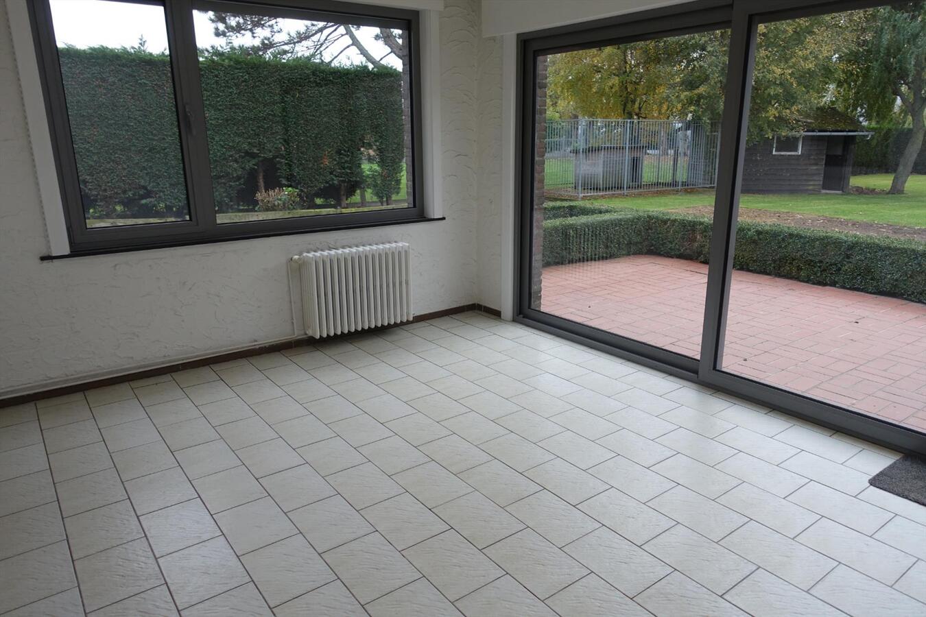 Alleenstaande woning met grote tuin - 2 garages 
