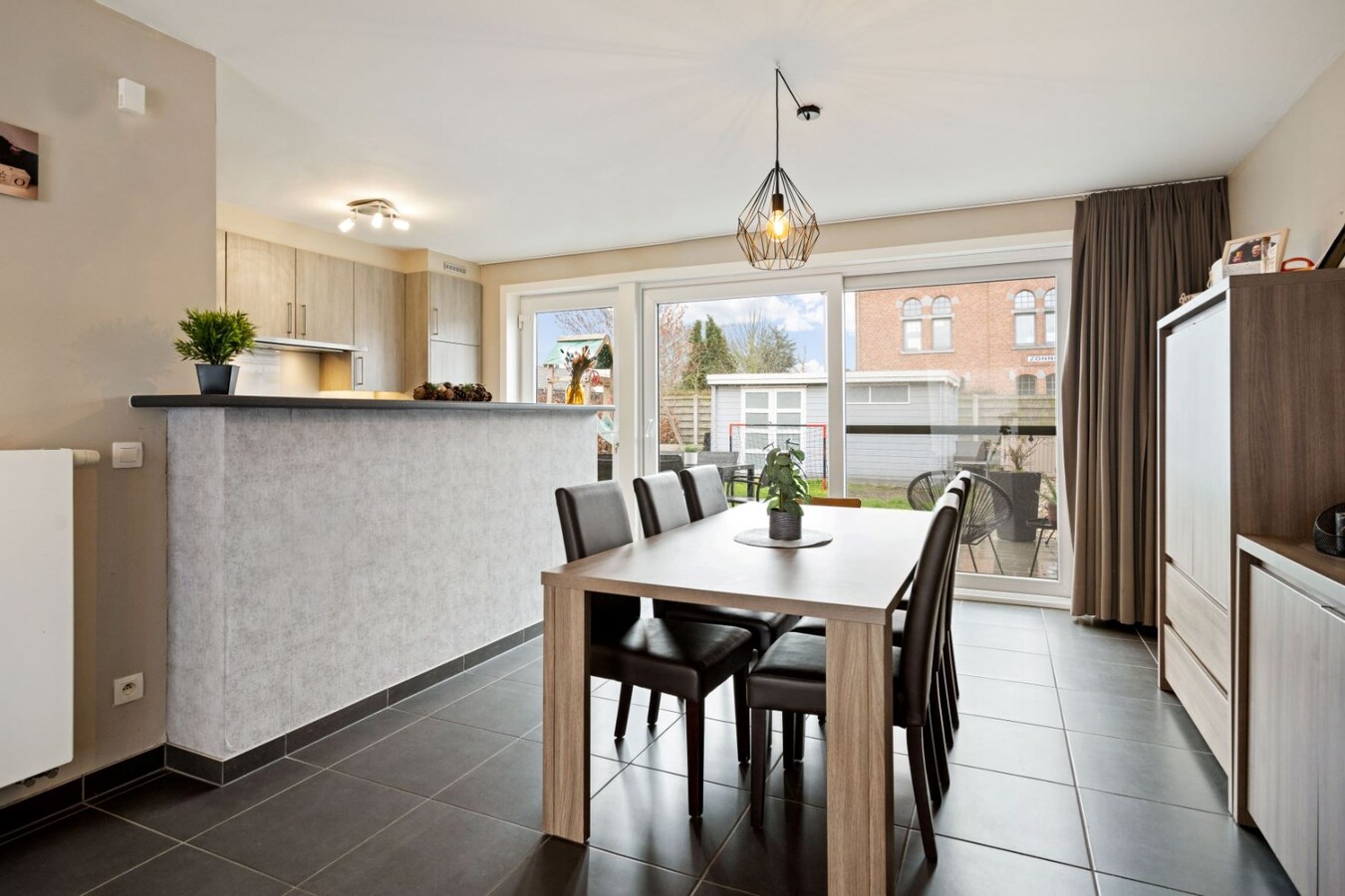 Centraal gelegen, halfopen woning met zonnige tuin 