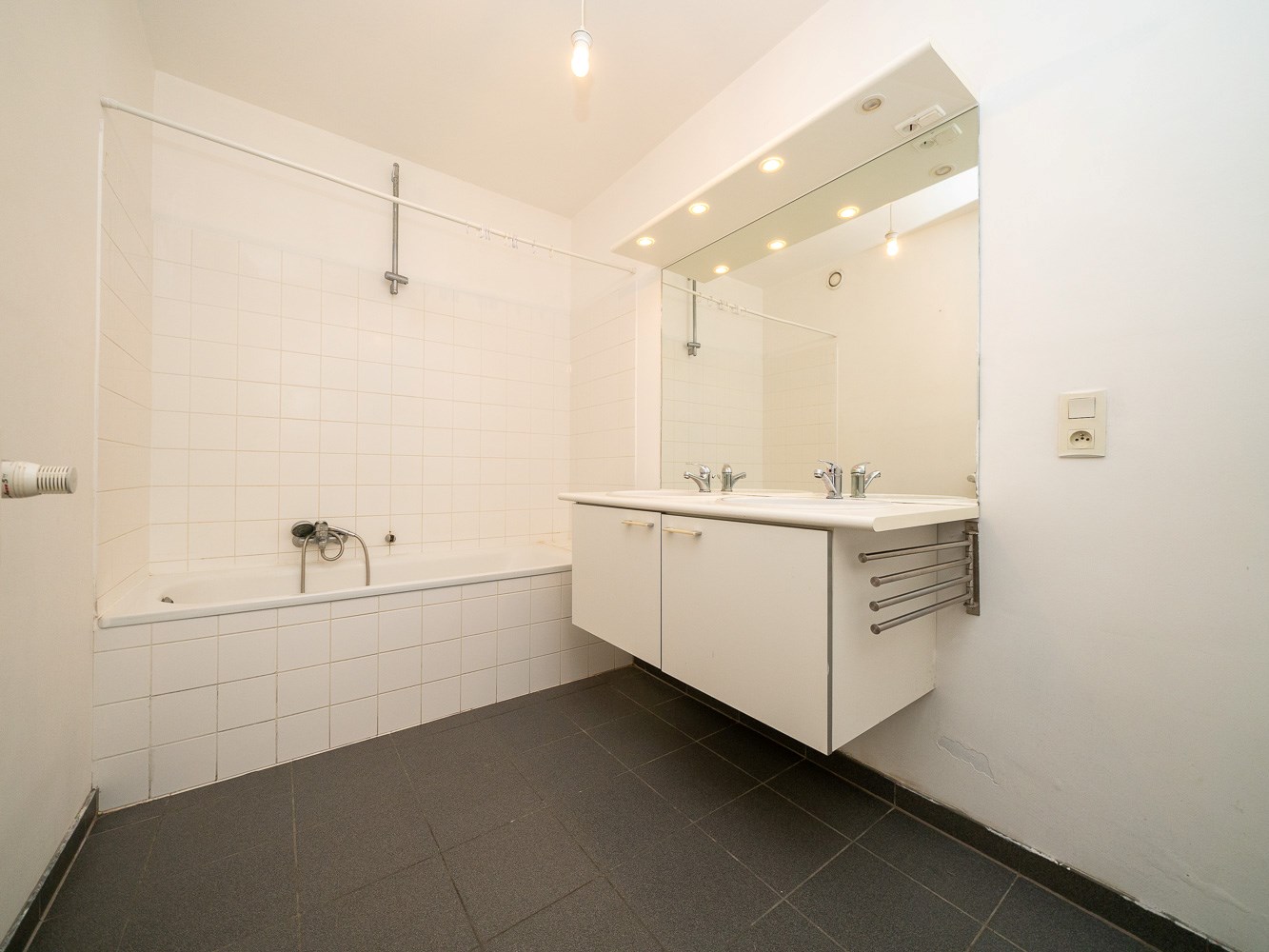 Recent 2-slaapkamer appartement met kelder 