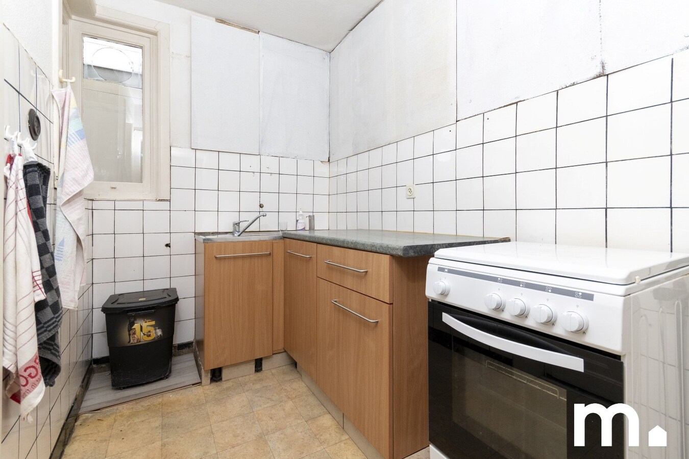 Te renoveren woning in Kortrijk met ruime zolder, zonnige tuin en dubbele garage ! 