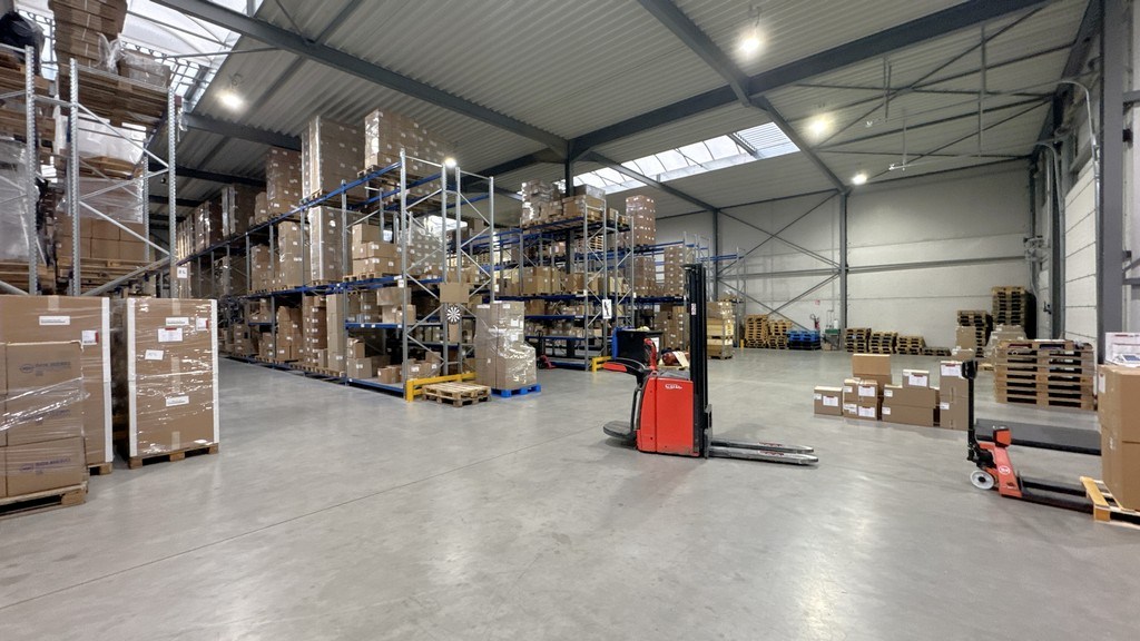 Logistiek bedrijfspand te koop aan A12 in Willebroek