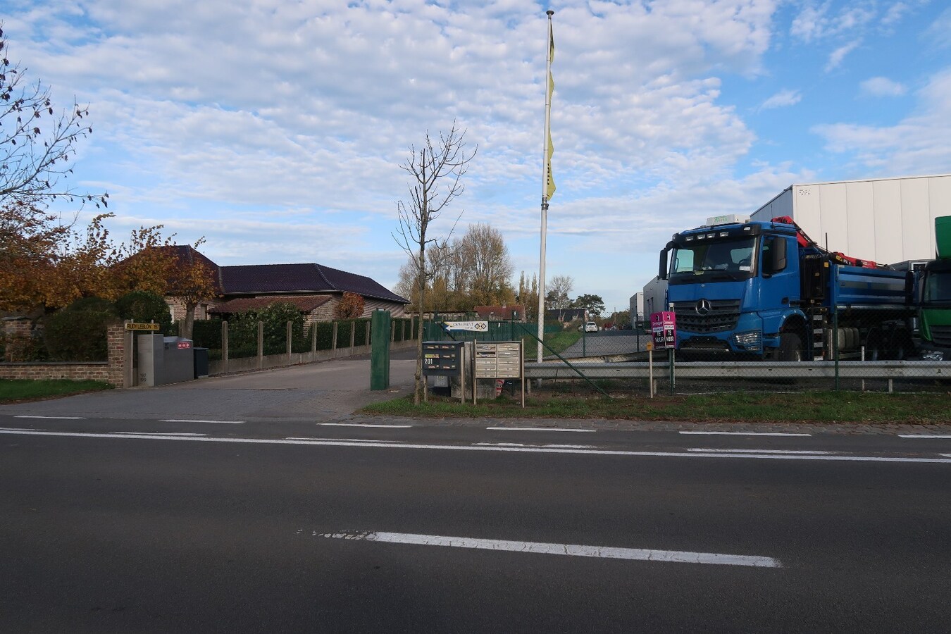 Loods te huur op uitstekende ligging. 