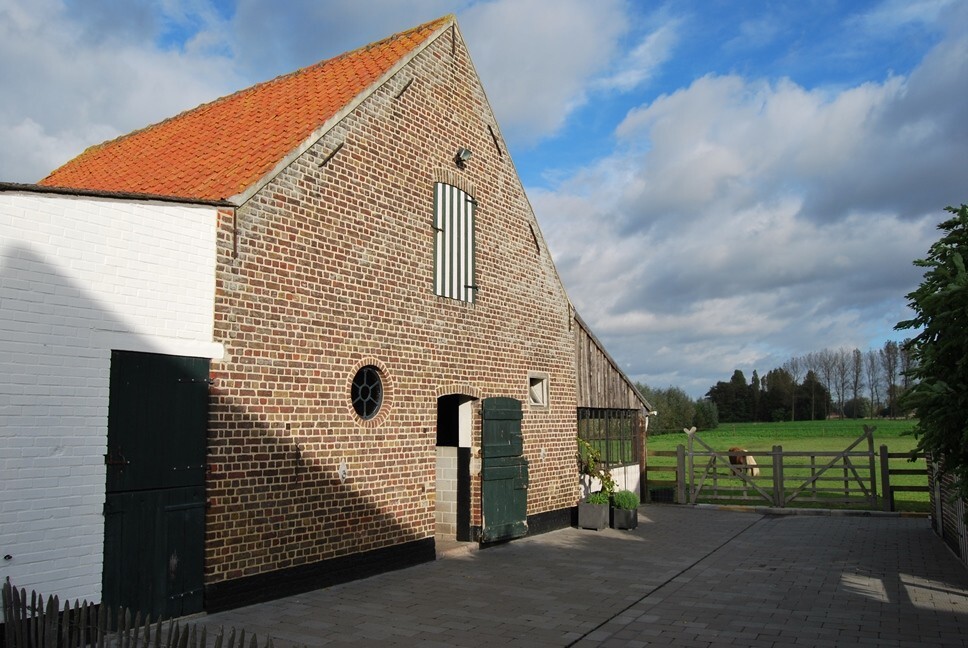 Idyllische woning met stalgebouwen op ca. 5000m² te Sint-Laureins 