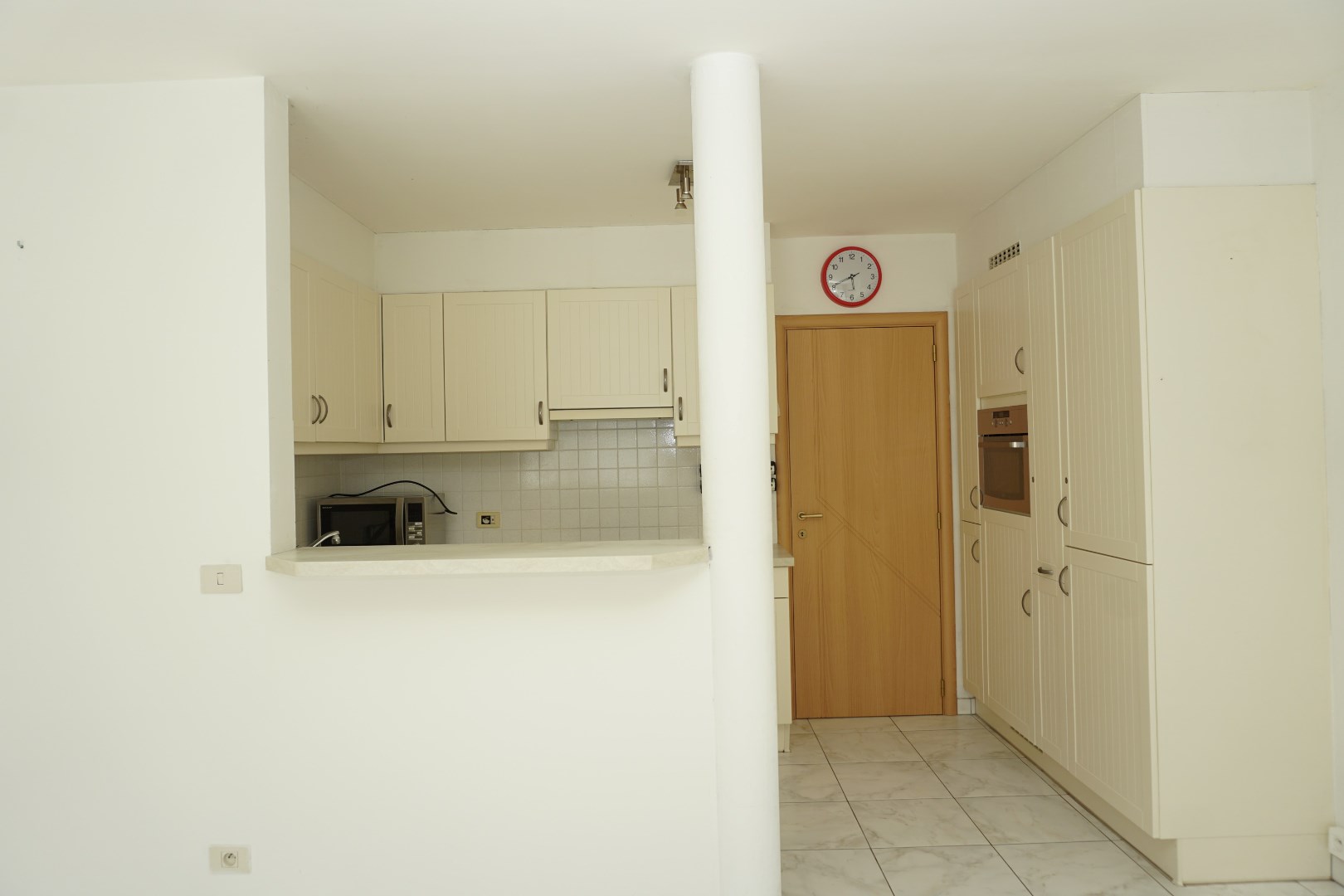 APPARTEMENT SPACIEUX AVEC TERRASSE DANS LE CENTRE D'OSTENDE 