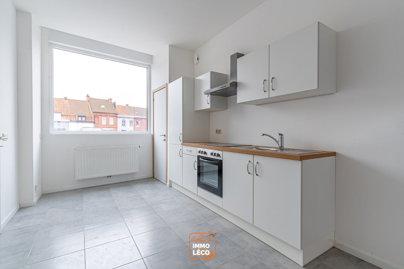 Maison entièrement rénovée tout récemment avec 2 chambres et terrasse! 