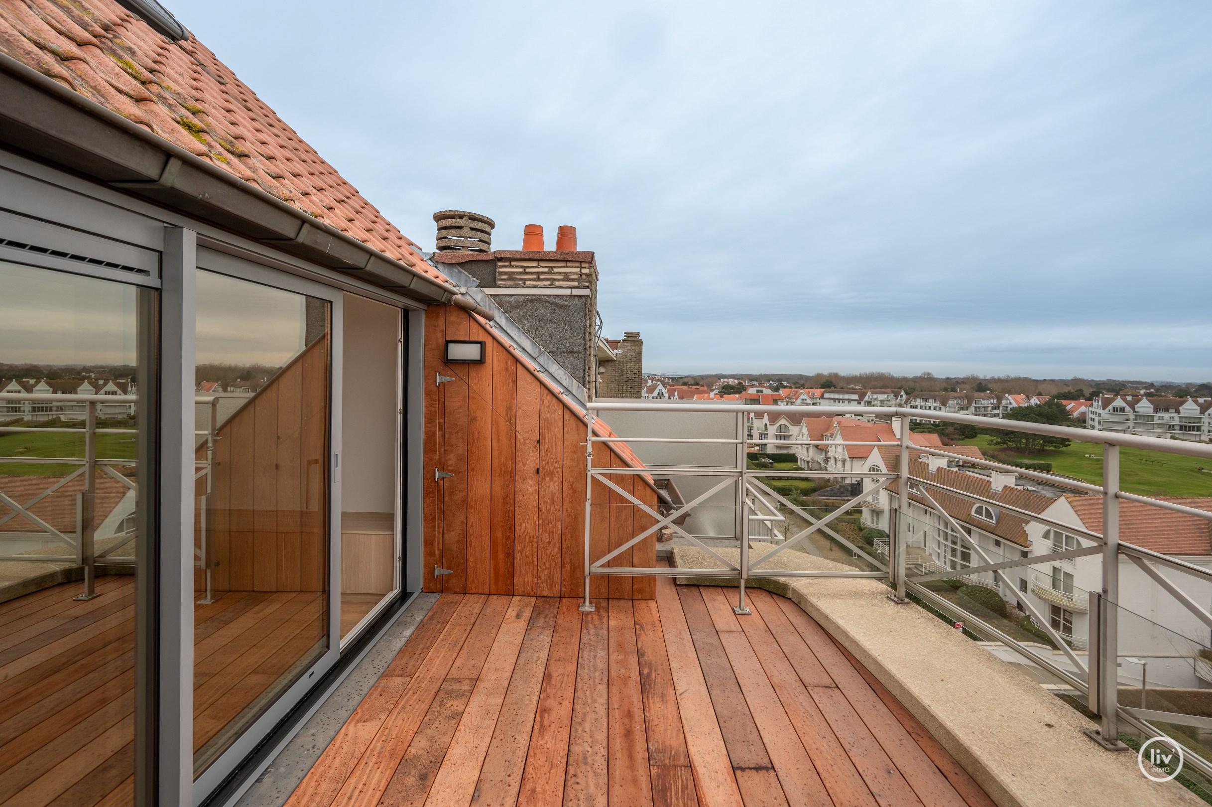 Un appartement en duplex rénové unique avec une magnifique terrasse ensoleillée offrant une vue dégagée situé sur la Kustlaan au cœur du Zoute. 