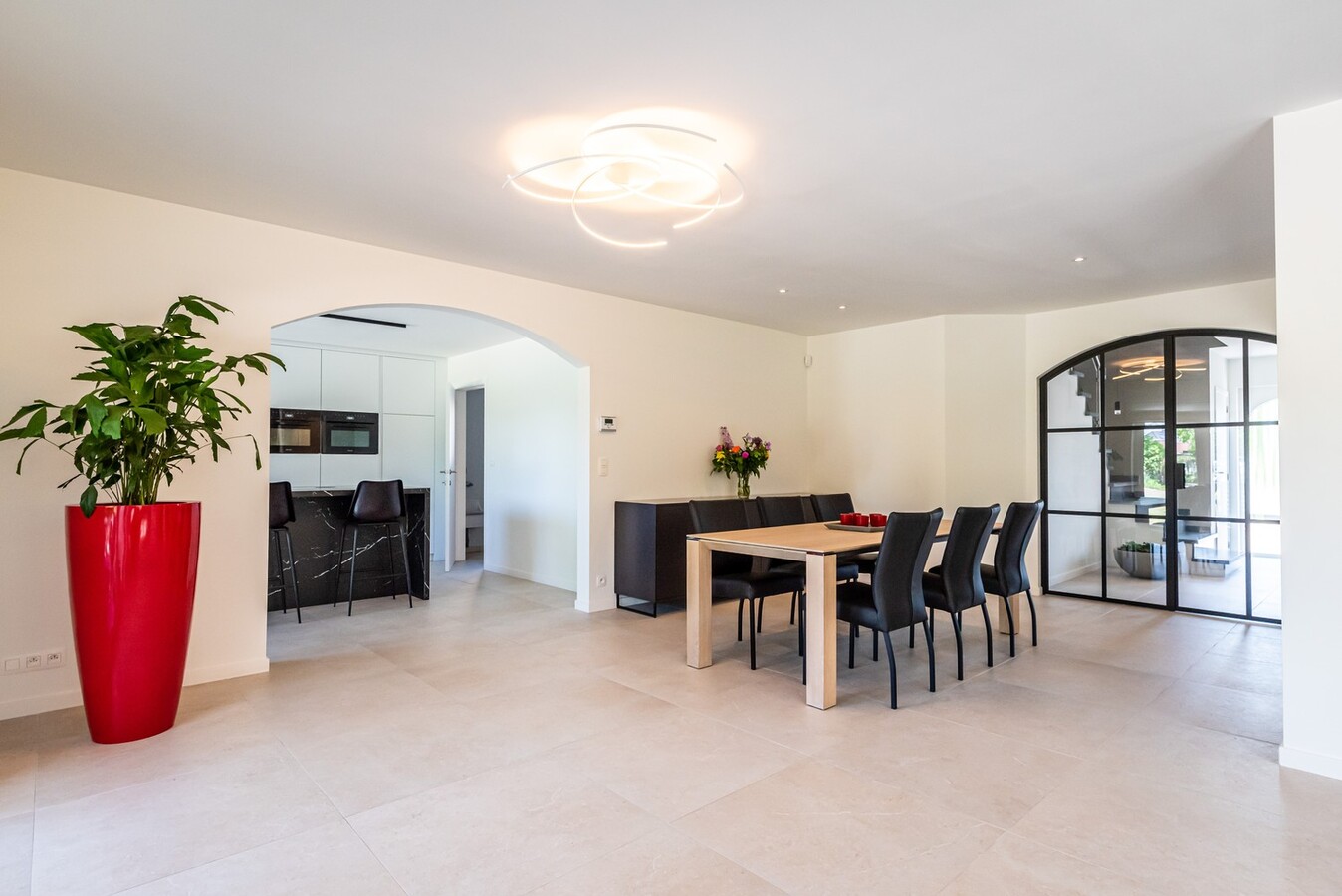 Stijlvol gerenoveerde woning in residentiële wijk op 1254 m² 