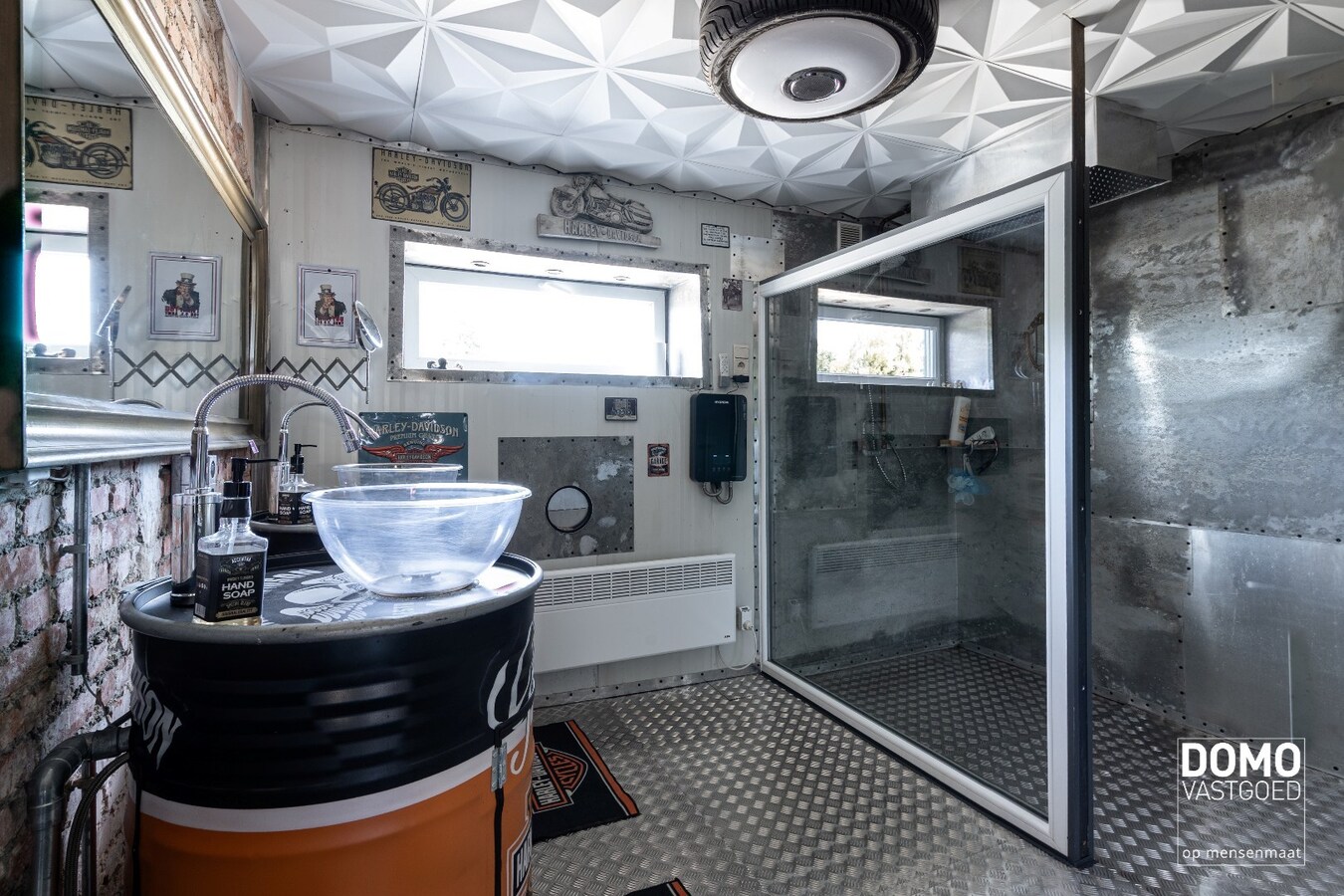 UNIEKE EIGENDOM MET WONING, 2 APPARTEMENTEN EN MAGAZIJNEN OP 13A88CA 