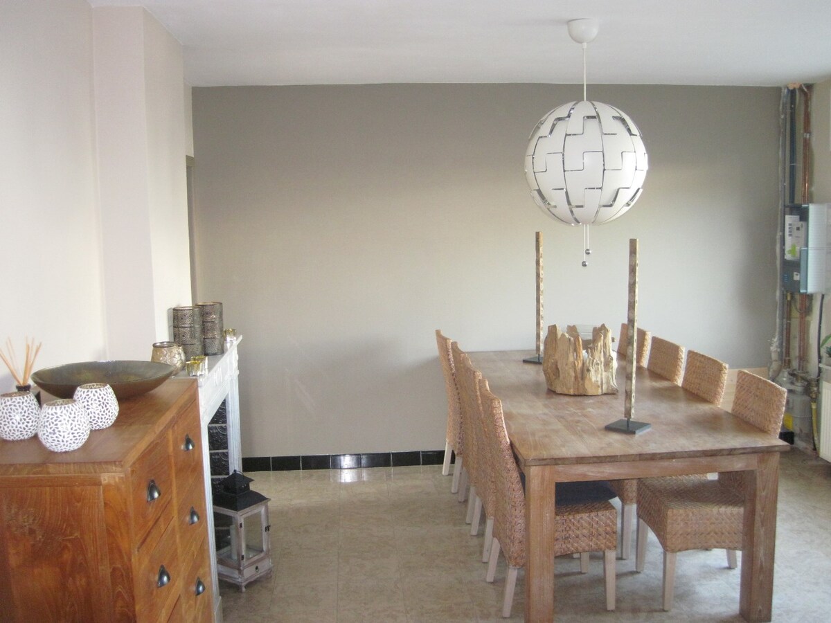 Degelijke woning met terras en tuintje. 