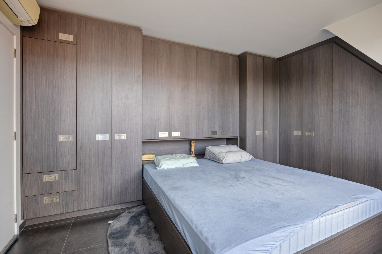 Instapklaar dakappartement met 2-3 slpk. en ruim terras in Olen-centrum 