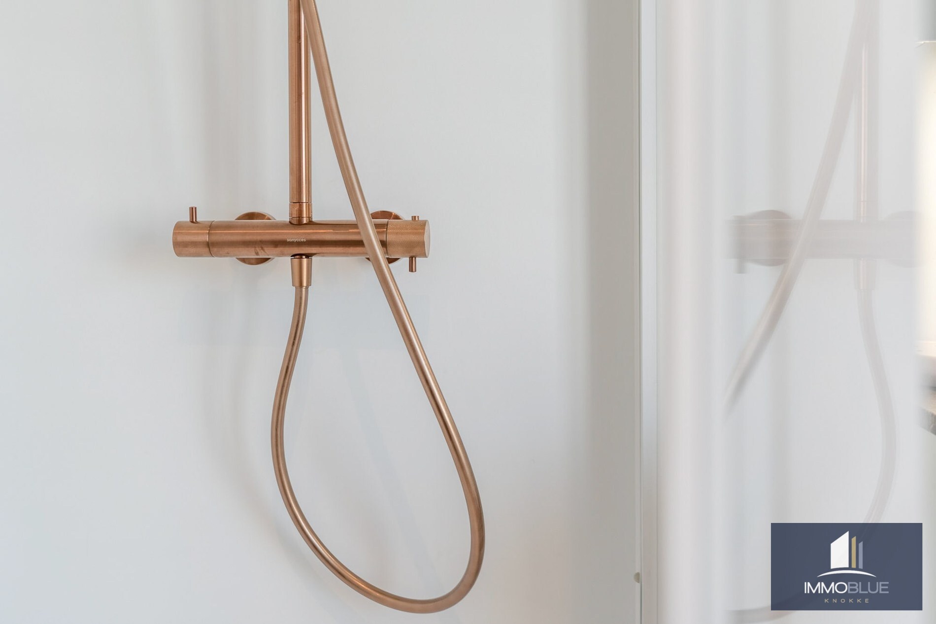 Situé dans un endroit calme, cet appartement entièrement rénové offre une vue dégagée sur les villas. 