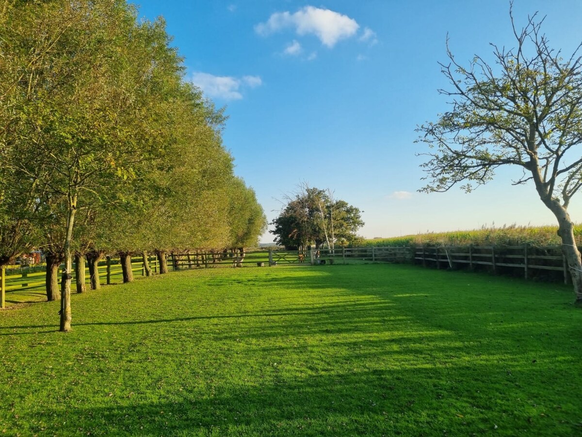 Uiterst charmante halfopen bebouwing met weidse zichten op een perceel van 2012m² 