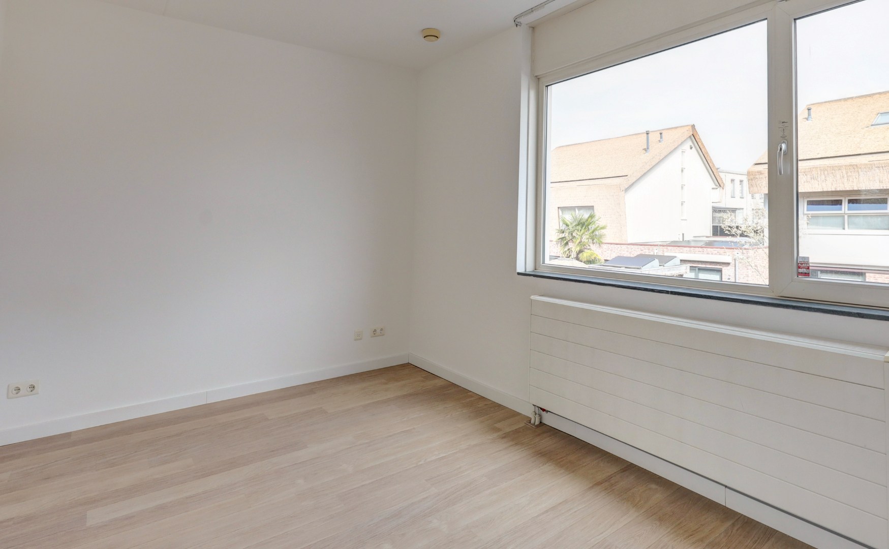 Energiezuinige (A-label) en instapklare 6-kamer tussenwoning met lichte woonkamer, moderne keuken, vijf slaapkamers, zonnige onderhoudsvriendelijke tuin met achterom en gelegen op eigen grond. 