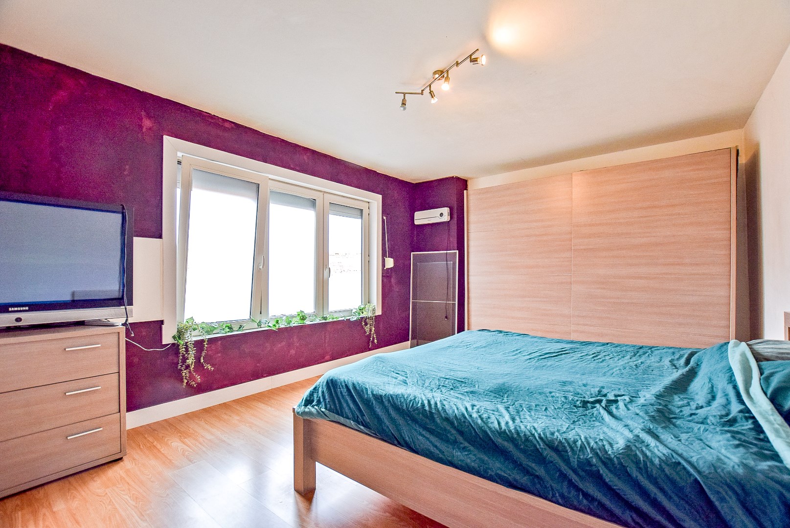 Instapklare rijwoning met 3 slaapkamers en tal van mogelijkheden. 