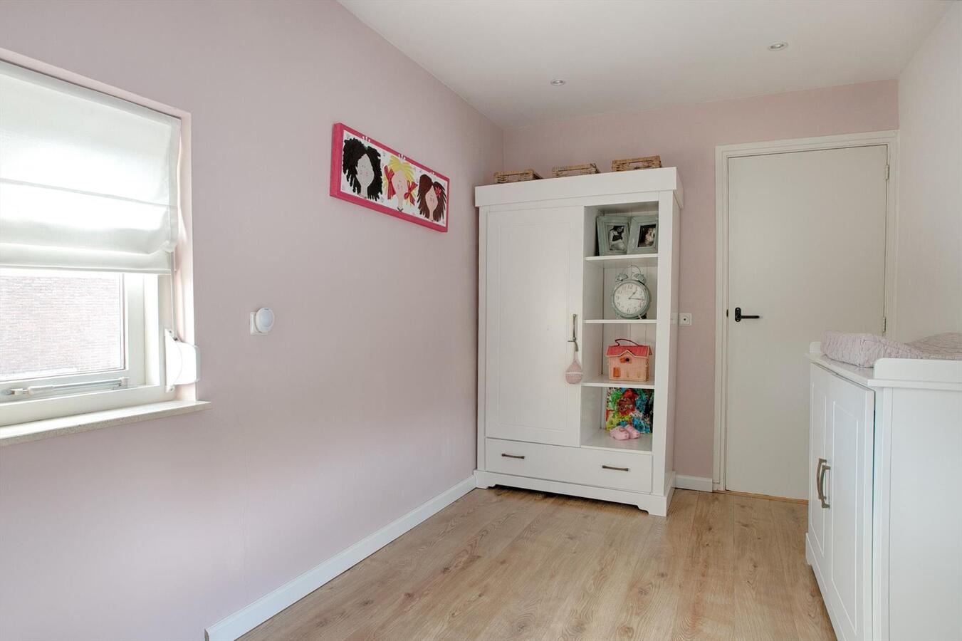 Ruim uitgebouwde hoekwoning met garage, berging, carport en vrije achterom gelegen in een rustige, kindvriendelijke straat tegenover een speelveld op 218 m² aan de Kievit 5 te Luyksgestel. 