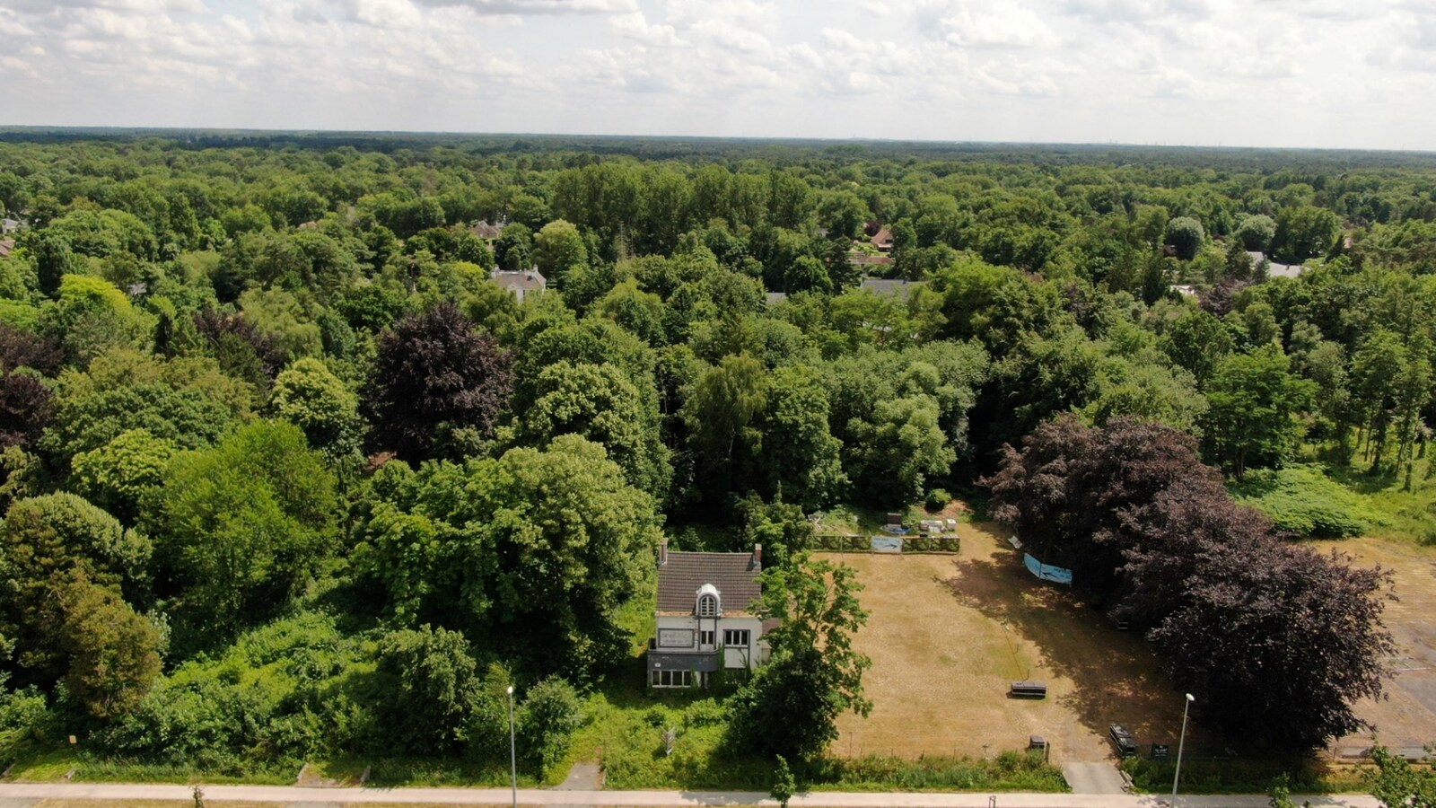 Projectgrond op een perceel van 2.579 m² met 24 meter straatbreedte. 