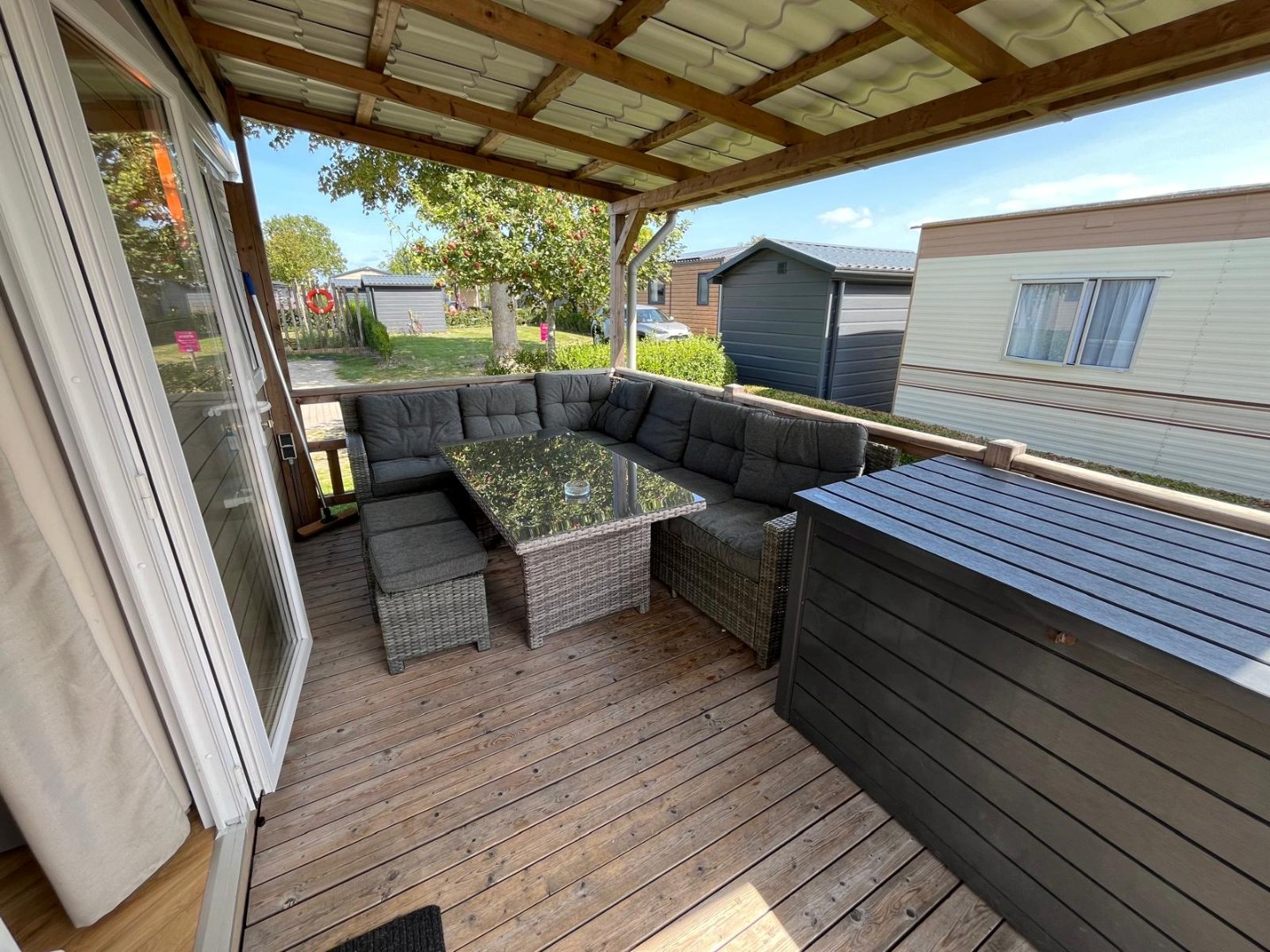 T.A. Makelaardij biedt aan – Chalet Z111-: Op een schitterende locatie in een goed verzorgd recreatiepark aan de kust van Walcheren bieden wij dit leuke chalet aan. 