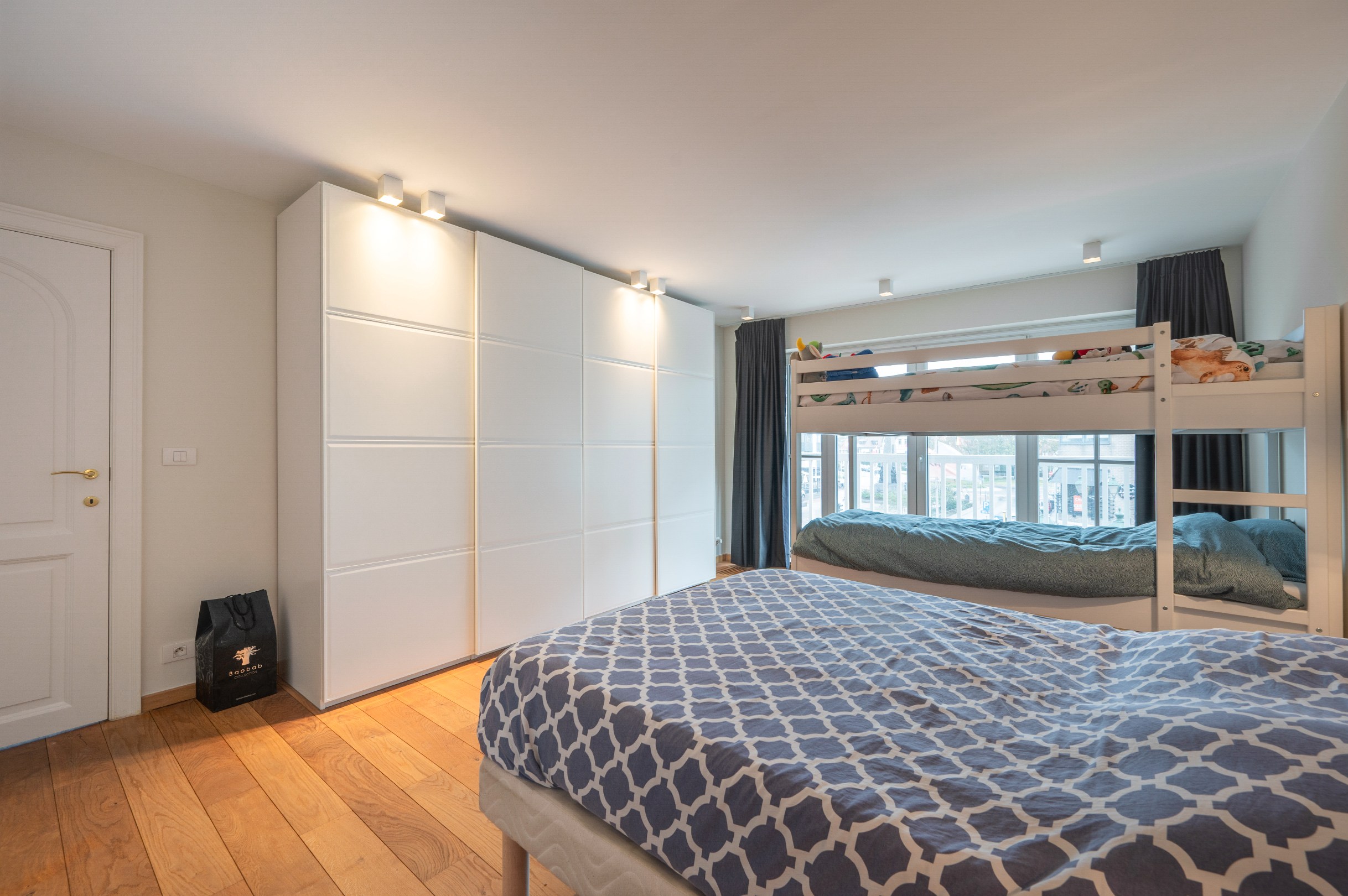 Uitzonderlijk lichtrijk hoekappartement van 150 m² met open zicht op het Burgemeester Frans Desmidtplein – inclusief 2 autostandplaatsen 
