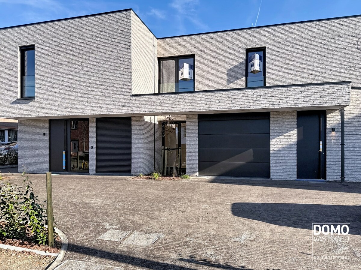 HOOGWAARDIG AFGEWERKT APPARTEMENT VAN 122,50 M² MET 2 SLAAPKAMERS, RUIM TERRAS EN PARKEERPLAATS TE CENTRUM TUILT 