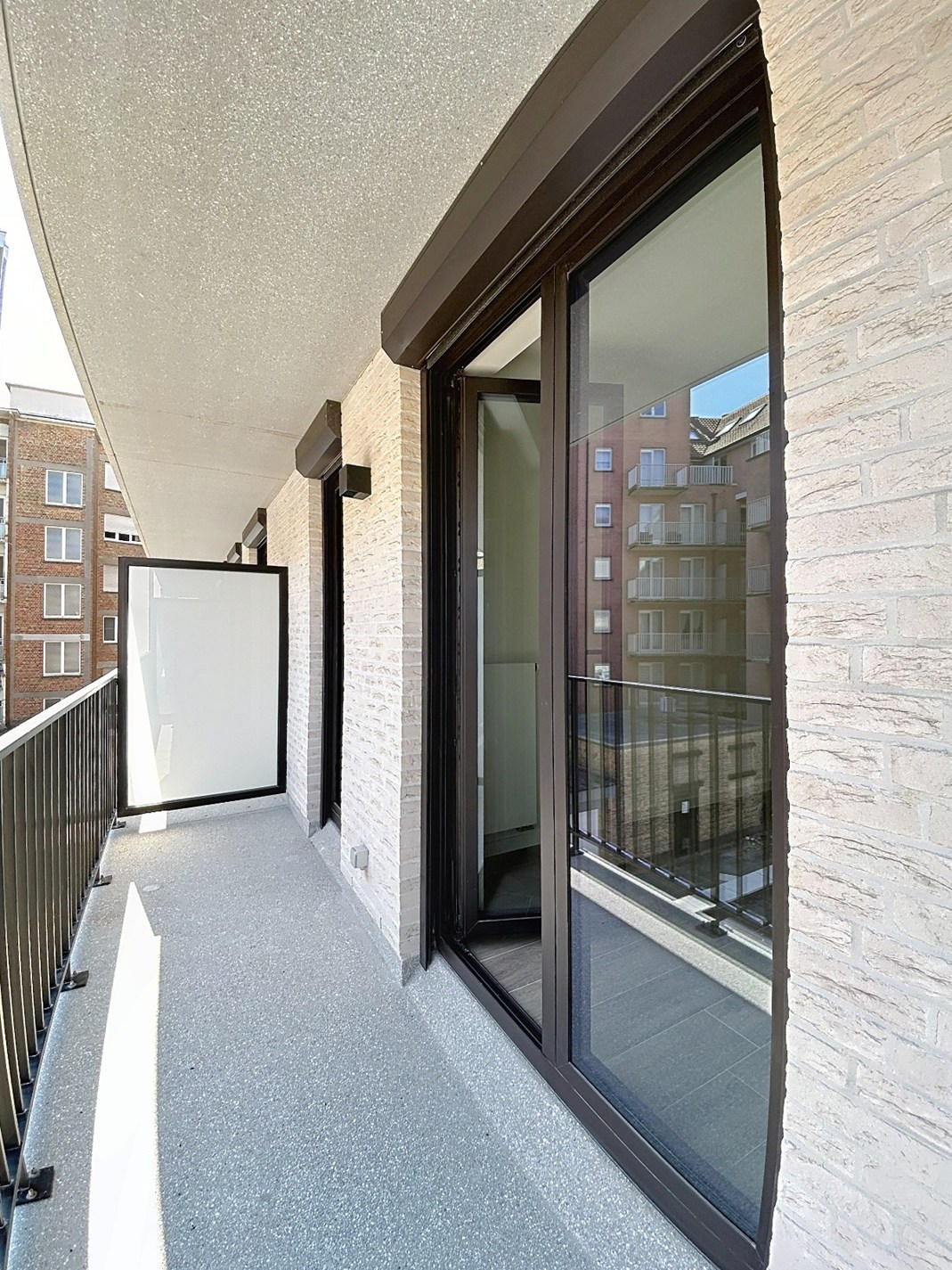 Appartement neuf haut de gamme au deuxième étage avec une vue imprenable sur la mer à vendre. 