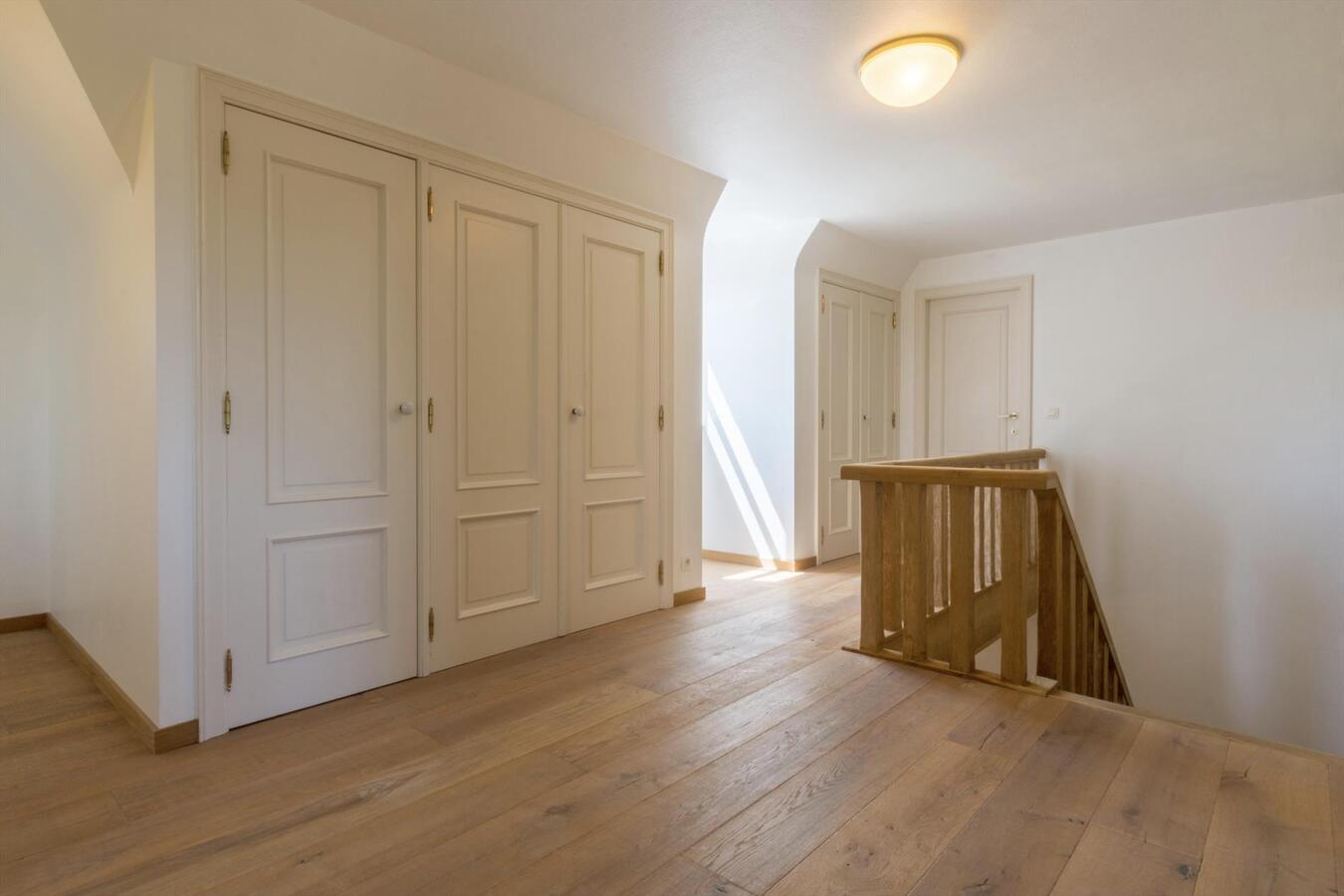 Exclusief landhuis met bijbouw op uniek natuurdomein 